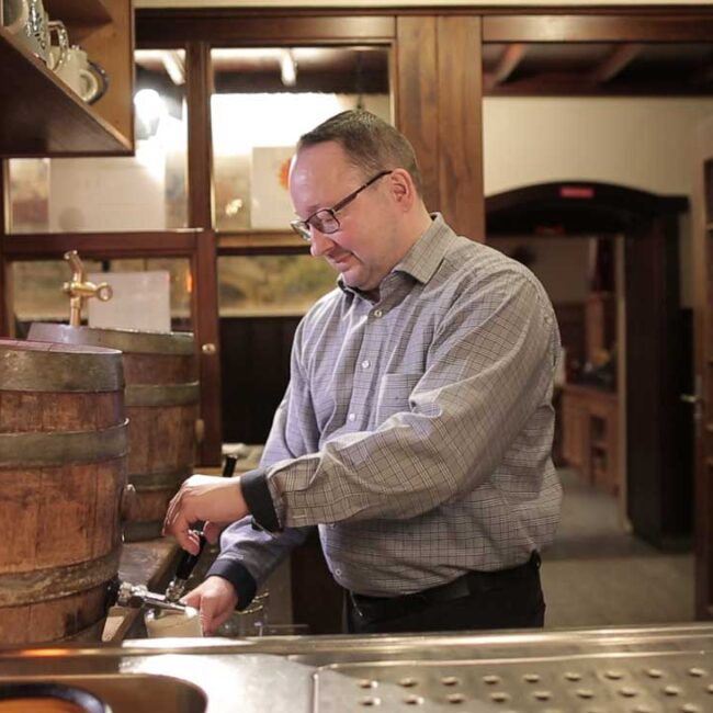 Roland Kalb beim Bierzapfen im Fässla Gasthof Bamberg